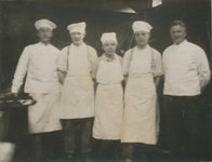 860479 Groepsportret van bakker Cornelis Petrus Koppert (rechts) met vier medewerkers in de bakkerij van Koppert ...